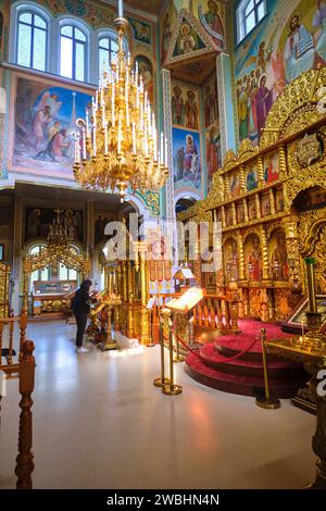 Vue intérieure de l'autel en or peint et grand lustre. À la cathédrale orthodoxe russe Saint-Nicolas à Almaty, Kazakhstan. Banque D'Images