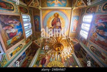 Vue aérienne de l'intérieur de la grande peinture Christ sur le plafond en dôme et grand lustre. À la cathédrale orthodoxe russe Saint-Nicolas à Almaty, Kaz Banque D'Images