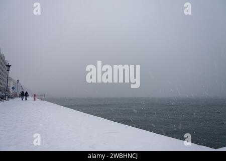 Neige à la plage de Thessalonique, Grèce Banque D'Images