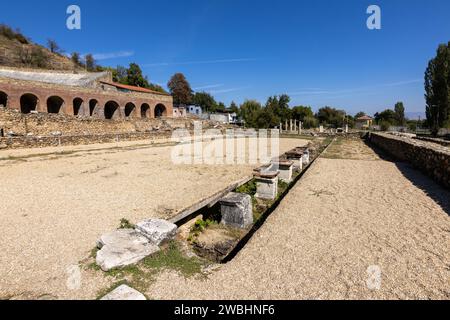 Une scène dans l'ancienne ville grecque de Heraclea Lyncestis près de l'actuelle ville de Bitola en Macédoine du Nord. Prise sur une journée ensoleillée avec un ciel clair. Banque D'Images