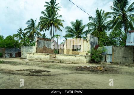 Une maison détruite à Mocimboa da Praia à Cabo Delgado, Mozambique Banque D'Images