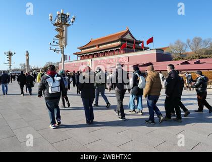 Les touristes visitent la place Tiananmen à Pékin, Chine, 9 janvier 2024. Banque D'Images