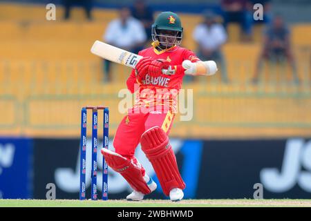 Colombo, Sri Lanka. 11 janvier 2024. Le Zimbabwe Joylord Gumbie joue un coup de feu lors du 3e match international de cricket d'une journée (ODI) entre le Sri Lanka et le Zimbabwe au R. Premadasa Stadium de Colombo le 11 janvier 2024. Viraj Kothalwala/Alamy Live News Banque D'Images