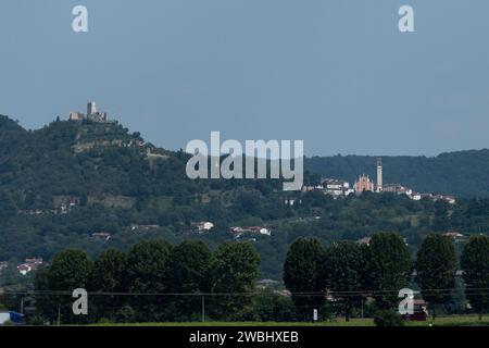 Rocca dei Vescovi (Forteresse des évêques) et Chiesa Arcipretale di San Michele Arcangelo (Église Saint-Michel) à Brendola, province de Vérone, Ven Banque D'Images