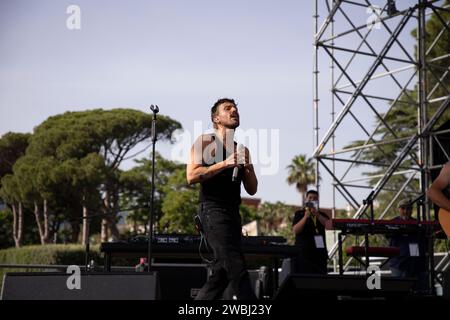 Naples, Italie. 23 juin 2023. Antonio Aiello, connu sous le nom d'Aiello vu lors du soundcheck au Napoli Pizza Village à Naples. (Photo Francesco Cigliano/SOPA Images/Sipa USA) crédit : SIPA USA/Alamy Live News Banque D'Images