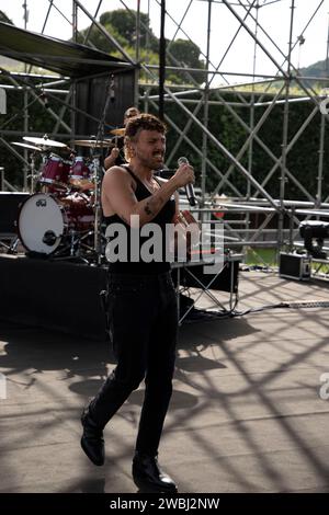 Naples, Italie. 23 juin 2023. Antonio Aiello, connu sous le nom d'Aiello vu lors du soundcheck au Napoli Pizza Village à Naples. (Photo Francesco Cigliano/SOPA Images/Sipa USA) crédit : SIPA USA/Alamy Live News Banque D'Images
