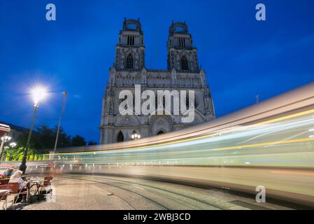 Europe, France, région Centre-Val de Loire, Orléans, Cathédrale de la Sainte Croix d'Orléans avec Tram de nuit Banque D'Images