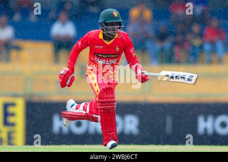 Colombo, Sri Lanka. 11 janvier 2024. Joylord Gumbie du Zimbabwe retourne au pavillon alors que la pluie retarde le 3e match international de cricket d'une journée (ODI) entre Sri Lanka et Zimbabwe au R. Premadasa Stadium à Colombo le 11 janvier 2024. Viraj Kothalwala/Alamy Live News Banque D'Images