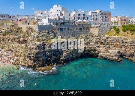 POLIGNANO A MARE, ITALIE, 11 JUILLET 2022 - vue sur la plage de Polignano a Mare, province de Bari, Pouilles, Italie Banque D'Images