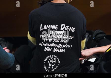 Lyon, France. 11 janvier 2024. Dos à un militant, Lamine Dieng. Genevieve Legay, palais de justice de Lyon. Le procès du commissaire Rabah Souchi, qui a ordonné l'accusation de police qui a gravement blessé Geneviève Legay en 2019. France, Lyon, 11 janvier 2024. Photo de Patricia Huchot-Boissier/ABACAPRESS.COM crédit : Abaca Press/Alamy Live News Banque D'Images