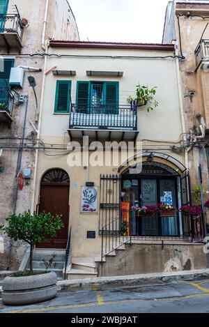 Monreale, Italie - 12 mai 2023 : rue étroite escarpée et un salon de coiffure dans la vieille ville de Monreale, Palerme, Sicile, Italie Banque D'Images