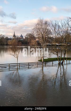 Inondations à Oxford, Royaume-Uni. La vue depuis les jardins submergés de St Hilda's College après que la rivière Cherwell a éclaté de ses rives, à la suite de la tempête Henk au début de janvier 2024. Le dôme de la Radcliffe Camera et la flèche de l'église de l'Université sont au loin, vus à travers le champ de l'école inondé et le champ de Merton Banque D'Images