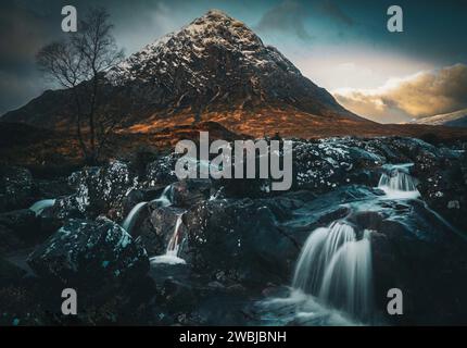 buachaille etive mor. Photo prise depuis les ruisseaux qui courent sous cette belle vue panoramique à glencoe, en Écosse. Banque D'Images