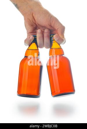 Bouteilles de bière à la main isolées sur le fond blanc. Banque D'Images