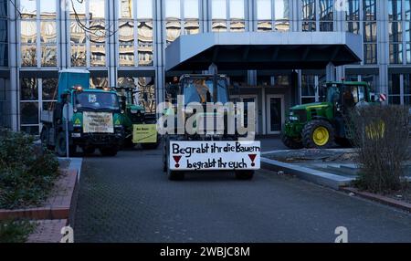 Bauerncontest in Düsseldorf Demonstrationsfahrt der Bauern in der Landeshauptstadt Düsseldorf. Bauerncontest am Niederrhein gegen aktuelle Agrarpolitik des Bundes. Düsseldorf Deutschland Nordrhein-Westfalen / NRW *** manifestation d'agriculteurs dans Düsseldorf manifestation d'agriculteurs dans la capitale de l'État Düsseldorf manifestation d'agriculteurs sur le Rhin inférieur contre la politique agricole fédérale actuelle Düsseldorf Allemagne Rhénanie du Nord-Westphalie NRW Banque D'Images