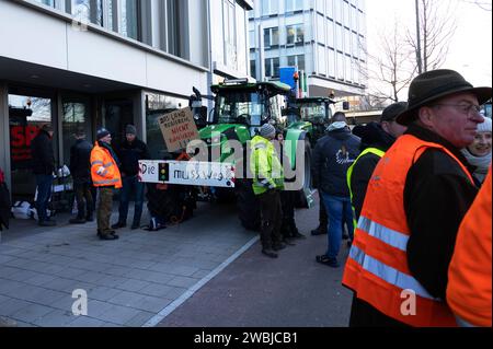 Bauerncontest in Düsseldorf Demonstrationsfahrt der Bauern in der Landeshauptstadt Düsseldorf. Bauerncontest am Niederrhein gegen aktuelle Agrarpolitik des Bundes. Protest vor der Parteizentrale der NRW SPD. Düsseldorf Deutschland Nordrhein-Westfalen / NRW *** manifestation des agriculteurs dans Düsseldorf manifestation des agriculteurs dans la capitale de l'État Düsseldorf manifestation des agriculteurs sur le Rhin inférieur contre la politique agricole fédérale actuelle manifestation devant le siège du parti SPD NRW Düsseldorf Allemagne Rhénanie du Nord-Westphalie NRW Banque D'Images