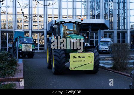 Bauerncontest in Düsseldorf Demonstrationsfahrt der Bauern in der Landeshauptstadt Düsseldorf. Bauerncontest am Niederrhein gegen aktuelle Agrarpolitik des Bundes. Düsseldorf Deutschland Nordrhein-Westfalen / NRW *** manifestation d'agriculteurs dans Düsseldorf manifestation d'agriculteurs dans la capitale de l'État Düsseldorf manifestation d'agriculteurs sur le Rhin inférieur contre la politique agricole fédérale actuelle Düsseldorf Allemagne Rhénanie du Nord-Westphalie NRW Banque D'Images