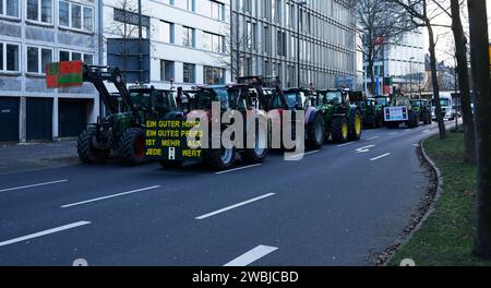 Bauerncontest in Düsseldorf Demonstrationsfahrt der Bauern in der Landeshauptstadt Düsseldorf. Bauerncontest am Niederrhein gegen aktuelle Agrarpolitik des Bundes. Protest vor der Parteizentrale der NRW SPD. Düsseldorf Deutschland Nordrhein-Westfalen / NRW *** manifestation des agriculteurs dans Düsseldorf manifestation des agriculteurs dans la capitale de l'État Düsseldorf manifestation des agriculteurs sur le Rhin inférieur contre la politique agricole fédérale actuelle manifestation devant le siège du parti SPD NRW Düsseldorf Allemagne Rhénanie du Nord-Westphalie NRW Banque D'Images