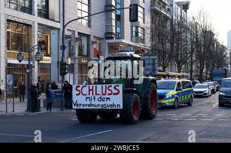 Bauerncontest in Düsseldorf Demonstrationsfahrt der Bauern in der Landeshauptstadt Düsseldorf. Bauerncontest am Niederrhein gegen aktuelle Agrarpolitik des Bundes. Protest der Landwirte auf der Düsseldorfer Kö. Düsseldorf Deutschland Nordrhein-Westfalen / NRW *** manifestation des agriculteurs à Düsseldorf manifestation des agriculteurs dans la capitale de l'État Düsseldorf manifestation des agriculteurs en Basse-Rhénanie contre la politique agricole fédérale actuelle manifestation des agriculteurs sur la Düsseldorf Kö Düsseldorf Allemagne Rhénanie du Nord-Westphalie NRW Banque D'Images