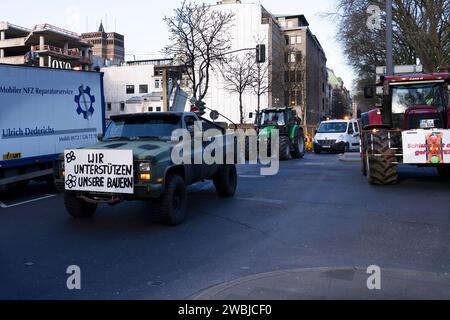 Bauerncontest in Düsseldorf Demonstrationsfahrt der Bauern in der Landeshauptstadt Düsseldorf. Bauerncontest am Niederrhein gegen aktuelle Agrarpolitik des Bundes. Protest der Landwirte auf der Düsseldorfer Kö. Der Pickup mit dem Galgen wurde später von der Polizei aus dem Demonstrationszug entfernt. Düsseldorf Deutschland Nordrhein-Westfalen / NRW *** manifestation des agriculteurs à Düsseldorf manifestation des agriculteurs dans la capitale de l'État Düsseldorf manifestation des agriculteurs sur le Rhin inférieur contre la politique agricole fédérale actuelle manifestation des agriculteurs sur le Düsseldorf Kö la camionnette avec la potence a été plus tard r Banque D'Images