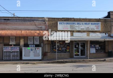 Florence, TX - 9 juin 2023 : épicerie et traiteur situés dans un bâtiment historique situé dans le centre-ville de Florence TX Banque D'Images