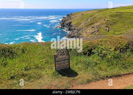 Un signe oméga du sentier du National Trust indiquant Predannack érigé par le , Predannack, Cornwall, Angleterre, PHOTO britannique PRISE À PARTIR DU SENTIER PUBLIC Banque D'Images