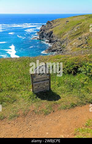 Un signe oméga du sentier du National Trust indiquant Predannack érigé par le , Predannack, Cornwall, Angleterre, PHOTO britannique PRISE À PARTIR DU SENTIER PUBLIC Banque D'Images