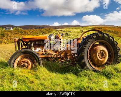 Un vieux tracteur rouillé abandonné dans un champ à Camustiel, nr APPLECROSS Scotland UK Banque D'Images