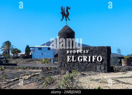 Panneau d'entrée El Grifo. La cave El Grifo Bodega est située dans le centre de l'île, près de Masdache, dans la région viticole de la Geria. Lanzarote Banque D'Images