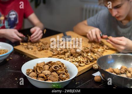 Famille craquant des noix à la table à la maison avant Noël Banque D'Images