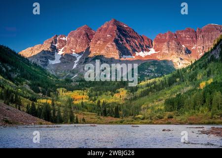 Une vue panoramique sur une chaîne de montagnes dominant un lac tranquille Banque D'Images