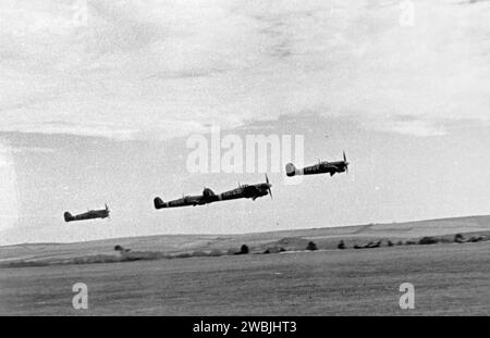257 9BURMA0 SQUADRON RAF. La première section d'un vol de huit typhon Ib décolle de leur base de Warmwell, Dorset, au cours de l'été 1943 pour attaquer les bateaux E allemands sur les côtes françaises. Photo : Eric Spencer Banque D'Images