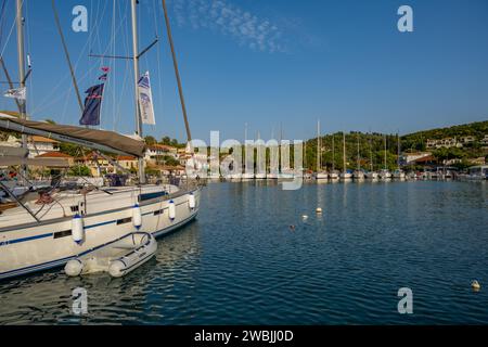 Yachts amarrés dans le port de Vathi sur l'île de Meganisi dans la mer Ionienne Banque D'Images