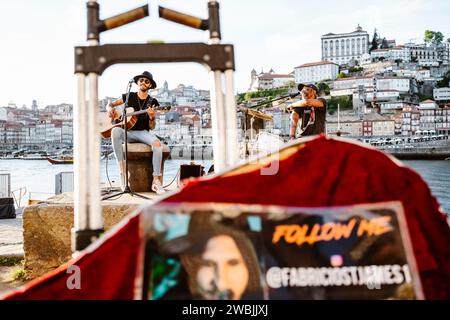 17 avril 2023 - Porto, Portugal : orchestre de rue jouant au bord de la rivière de Porto touristique Banque D'Images