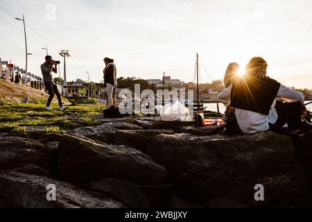 17 avril 2023 - Porto, Portugal : photographe prenant des photos du couple au bord du fleuve Douro Banque D'Images