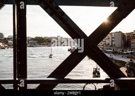 Coucher de soleil vue sur le bord de la rivière à Porto avec célèbre pont de fer à l'avant, nord du Portugal Banque D'Images