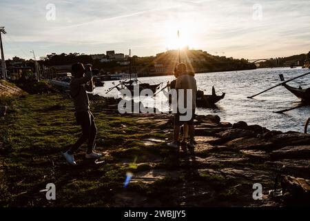 17 avril 2023 - Porto, Portugal : photographe prenant des photos du couple au bord du fleuve Douro Banque D'Images
