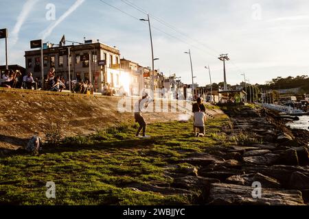 17 avril 2023 - Porto, Portugal : photographe prenant des photos du couple au bord du fleuve Douro Banque D'Images