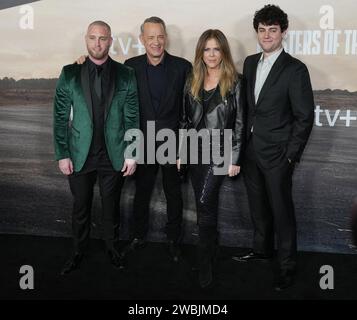 Los Angeles, États-Unis. 10 décembre 2023. (G-D) Chet Hanks, Tom Hanks, Rita Wilson et Truman Hanks lors de la première mondiale DES MAÎTRES DE L'AIR D'Apple TV qui s'est tenue au Regency Village Theatre à Westwood, CA, le mercredi 10 janvier 2024. (Photo de Sthanlee B. Mirador/Sipa USA) crédit : SIPA USA/Alamy Live News Banque D'Images