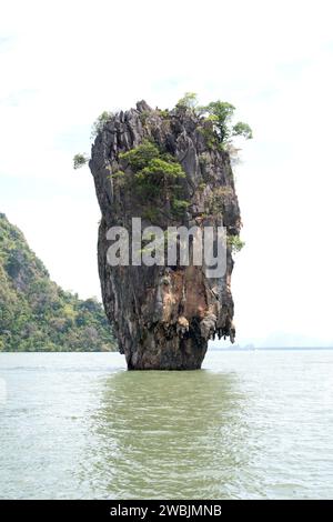 Ko Ta pu, Ko Tapu ou Khao Ta pu (ou James Bond Island) est une petite île à tour karstique. Khao Phing Kan, parc national marin d'Ao Phang Nga, Thaïlande. Banque D'Images