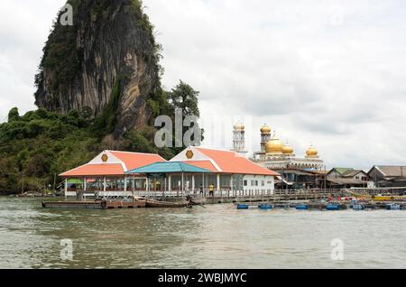 Koh Panyi, Koh Panyee ou Ko Panyi est un village de pêcheurs musulman construit sur pilotis. Baie de Phang Nga, Thaïlande. Banque D'Images