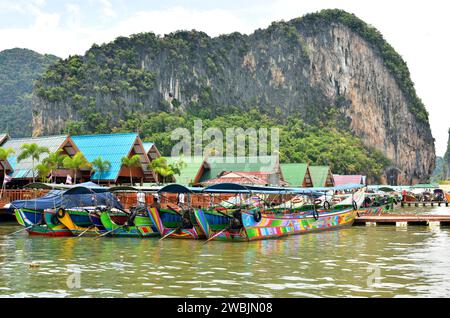 Koh Panyi, Koh Panyee ou Ko Panyi est un village de pêcheurs musulman construit sur pilotis. Baie de Phang Nga, Thaïlande. Banque D'Images