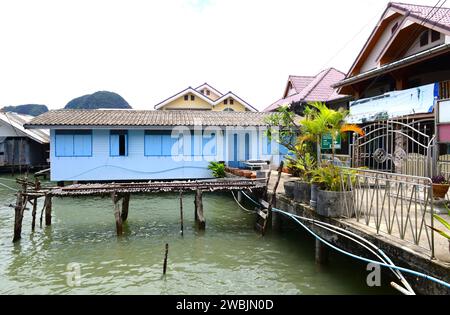 Koh Panyi, Koh Panyee ou Ko Panyi est un village de pêcheurs musulman construit sur pilotis. Baie de Phang Nga, Thaïlande. Banque D'Images