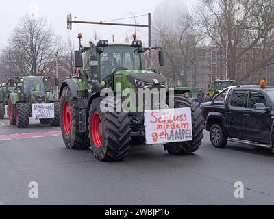 großer Bauerncontest in Hannovers Innenstadt Landwirtinnen und Landwirten kamen heute zu einer Großdemonstration in die Innenstadt von Hannover. Mehr als 1000 Trecker und Landmaschinen fuhren in einer Sternfahrt ins Zentrum der Landeshauptstadt. Auf dem Platz der Göttinger Sieben fand eine große Kundgebung statt. *** Manifestation des grands agriculteurs dans le centre-ville de Hanovers les agriculteurs sont venus à une grande manifestation dans le centre-ville de Hanovre aujourd'hui plus de 1000 tracteurs et machines agricoles ont conduit dans un rassemblement au centre de la capitale de l'État Un grand rassemblement a eu lieu sur la Platz der Göttinger Sieben Banque D'Images