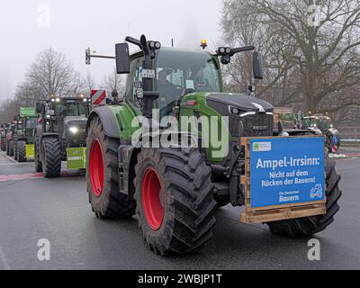 großer Bauerncontest in Hannovers Innenstadt Landwirtinnen und Landwirten kamen heute zu einer Großdemonstration in die Innenstadt von Hannover. Mehr als 1000 Trecker und Landmaschinen fuhren in einer Sternfahrt ins Zentrum der Landeshauptstadt. Auf dem Platz der Göttinger Sieben fand eine große Kundgebung statt. *** Manifestation des grands agriculteurs dans le centre-ville de Hanovers les agriculteurs sont venus à une grande manifestation dans le centre-ville de Hanovre aujourd'hui plus de 1000 tracteurs et machines agricoles ont conduit dans un rassemblement au centre de la capitale de l'État Un grand rassemblement a eu lieu sur la Platz der Göttinger Sieben Banque D'Images