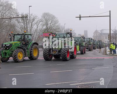 großer Bauerncontest in Hannovers Innenstadt Landwirtinnen und Landwirten kamen heute zu einer Großdemonstration in die Innenstadt von Hannover. Mehr als 1000 Trecker und Landmaschinen fuhren in einer Sternfahrt ins Zentrum der Landeshauptstadt. Auf dem Platz der Göttinger Sieben fand eine große Kundgebung statt. *** Manifestation des grands agriculteurs dans le centre-ville de Hanovers les agriculteurs sont venus à une grande manifestation dans le centre-ville de Hanovre aujourd'hui plus de 1000 tracteurs et machines agricoles ont conduit dans un rassemblement au centre de la capitale de l'État Un grand rassemblement a eu lieu sur la Platz der Göttinger Sieben Banque D'Images