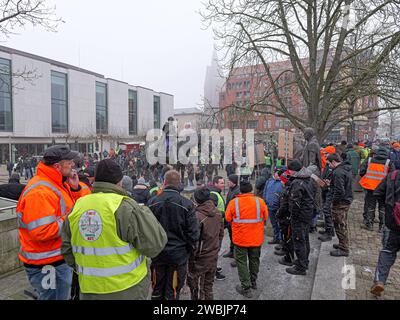 großer Bauerncontest in Hannovers Innenstadt Landwirtinnen und Landwirten kamen heute zu einer Großdemonstration in die Innenstadt von Hannover. Mehr als 1000 Trecker und Landmaschinen fuhren in einer Sternfahrt ins Zentrum der Landeshauptstadt. Auf dem Platz der Göttinger Sieben fand eine große Kundgebung statt. *** Manifestation des grands agriculteurs dans le centre-ville de Hanovers les agriculteurs sont venus à une grande manifestation dans le centre-ville de Hanovre aujourd'hui plus de 1000 tracteurs et machines agricoles ont conduit dans un rassemblement au centre de la capitale de l'État Un grand rassemblement a eu lieu sur la Platz der Göttinger Sieben Banque D'Images