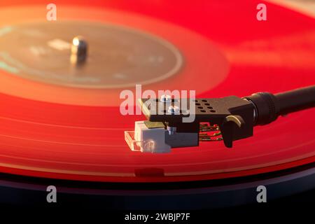 Schallplattenspieler mit einer roten Langspielplatte *** tourne-disque avec un disque rouge de longue durée Banque D'Images