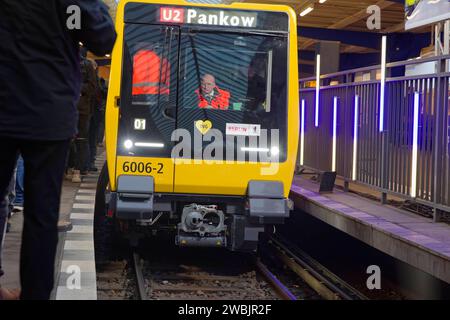 BVG stellt neue U-Bahn Reihe JK vor 2024-01-11 - Deutschland, Berlin - Übergabe des Premierenfahrzeugs der nächsten Berliner U-BahnGeneration an die Berliner Verkehrsbetriebe BVG im U-Bahnhof Olympia-Stadion. DAS von Stadler Deutschland in Berlin entwickelte und gebaute Fahrzeug ist das erste von 24 neuen Zügen der Baureihen J und JK, von denen je12 im Klein- und im Großprofil umfangreiche tests durchlaufen. Im Bild v.l. Jenny Zeller, BVG-Vorständin Personal und Soziales, jure Mikolcic, CEO Stadler Deutschland, Kai Wegner CDU, Regierender Bürgermeister von Berlin, Manja Schreiner CDU, Senatori Banque D'Images