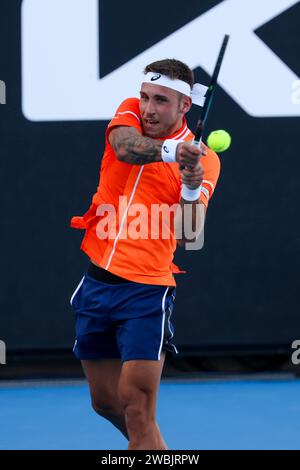 Melbourne, Victoria, Australie. 11 janvier 2024. MELBOURNE, AUSTRALIE - 11 JANVIER : Alex MolÄan, de Slovaquie, en route pour battre John Millman, d'Australie, en se qualifiant avant l'Open d'Australie 2024 à Melbourne Park, le 11 janvier 2024 à Melbourne, en Australie. (Image de crédit : © Chris Putnam/ZUMA Press Wire) USAGE ÉDITORIAL SEULEMENT! Non destiné à UN USAGE commercial ! Banque D'Images